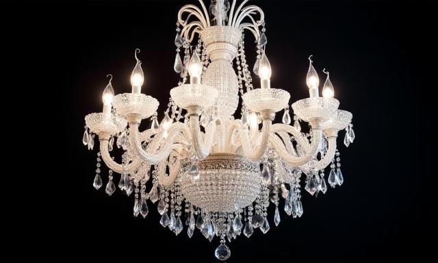 透明度を取り戻した豪華なクリスタルシャンデリア